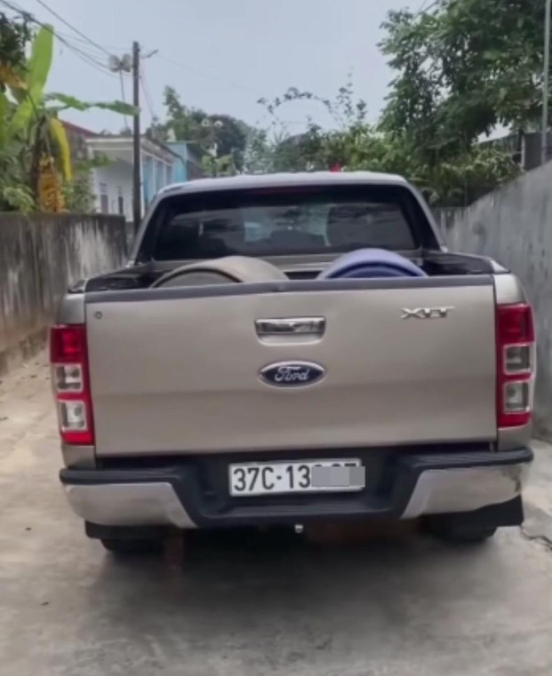 Hiện trường xe bán tải đỗ trong ngõ. Ảnh cắt từ video clip