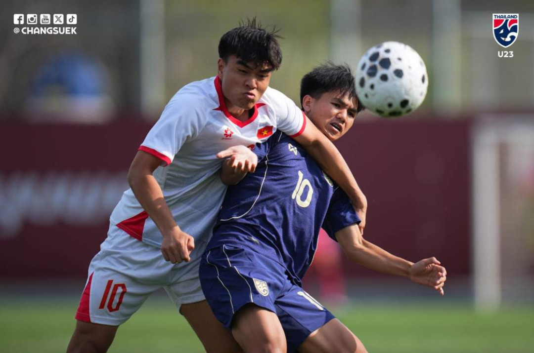 Công Phương bất lực trước hàng thủ U23 Thái Lan - Ảnh: FAT