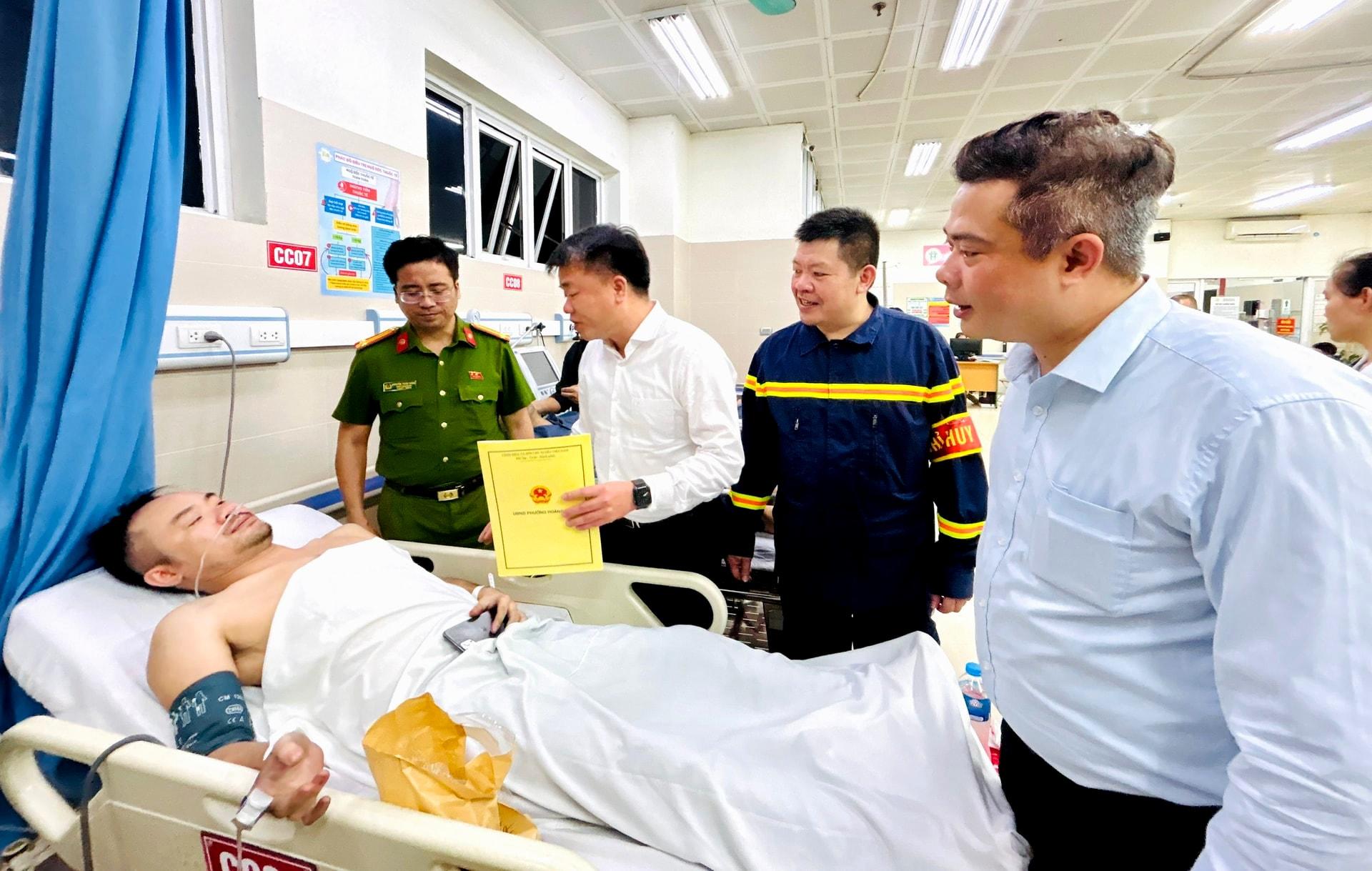 Chính quyền địa phương thăm hỏi, động viên anh Cường và các nạn nhân đang điều trị tại bệnh viện sau vụ cháy. Ảnh: P.V