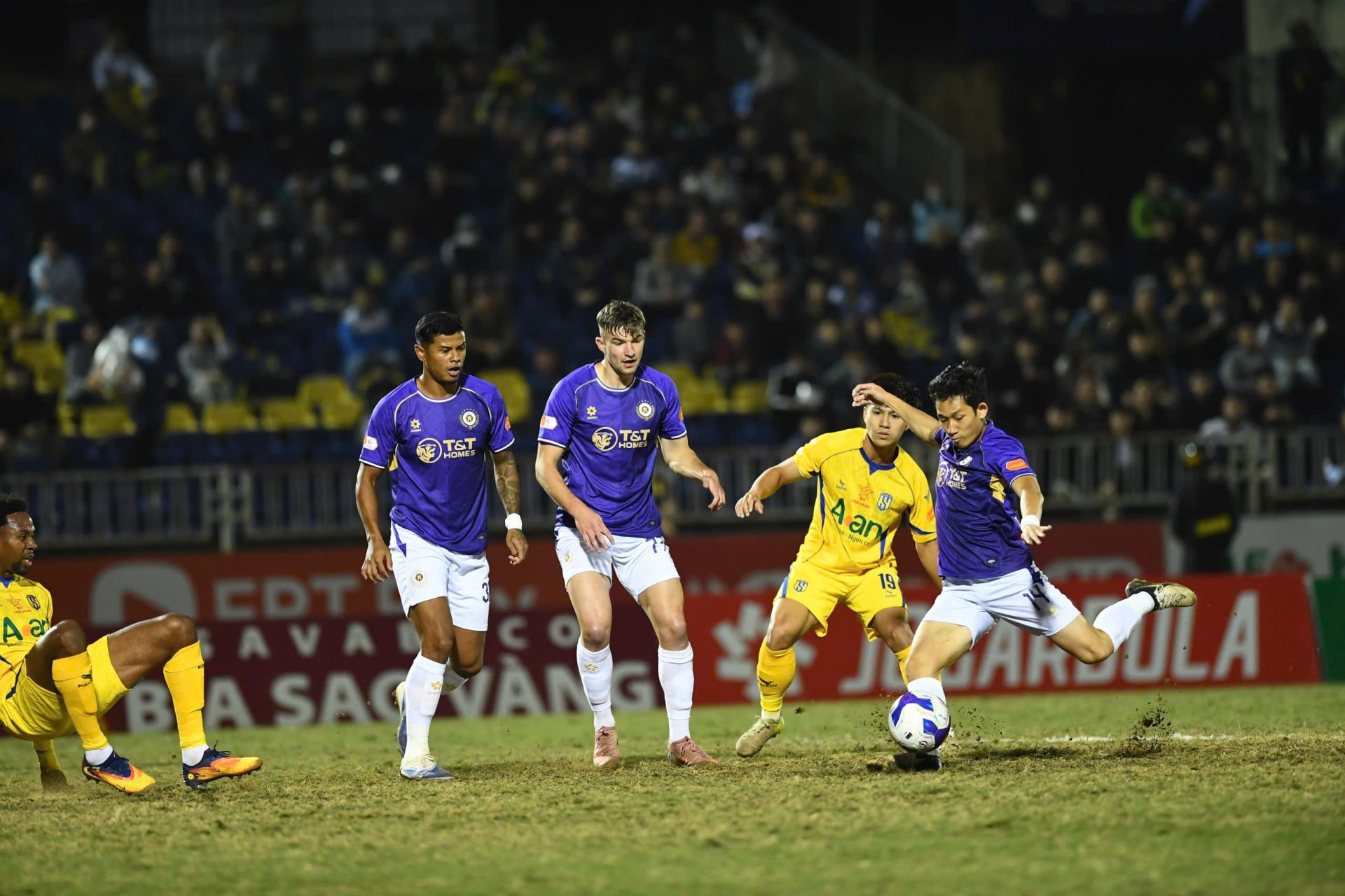 Hà Nội đã thể hiện đẳng cấp cao khi đối đầu với SLNA trên sân Vinh tại lượt đi.