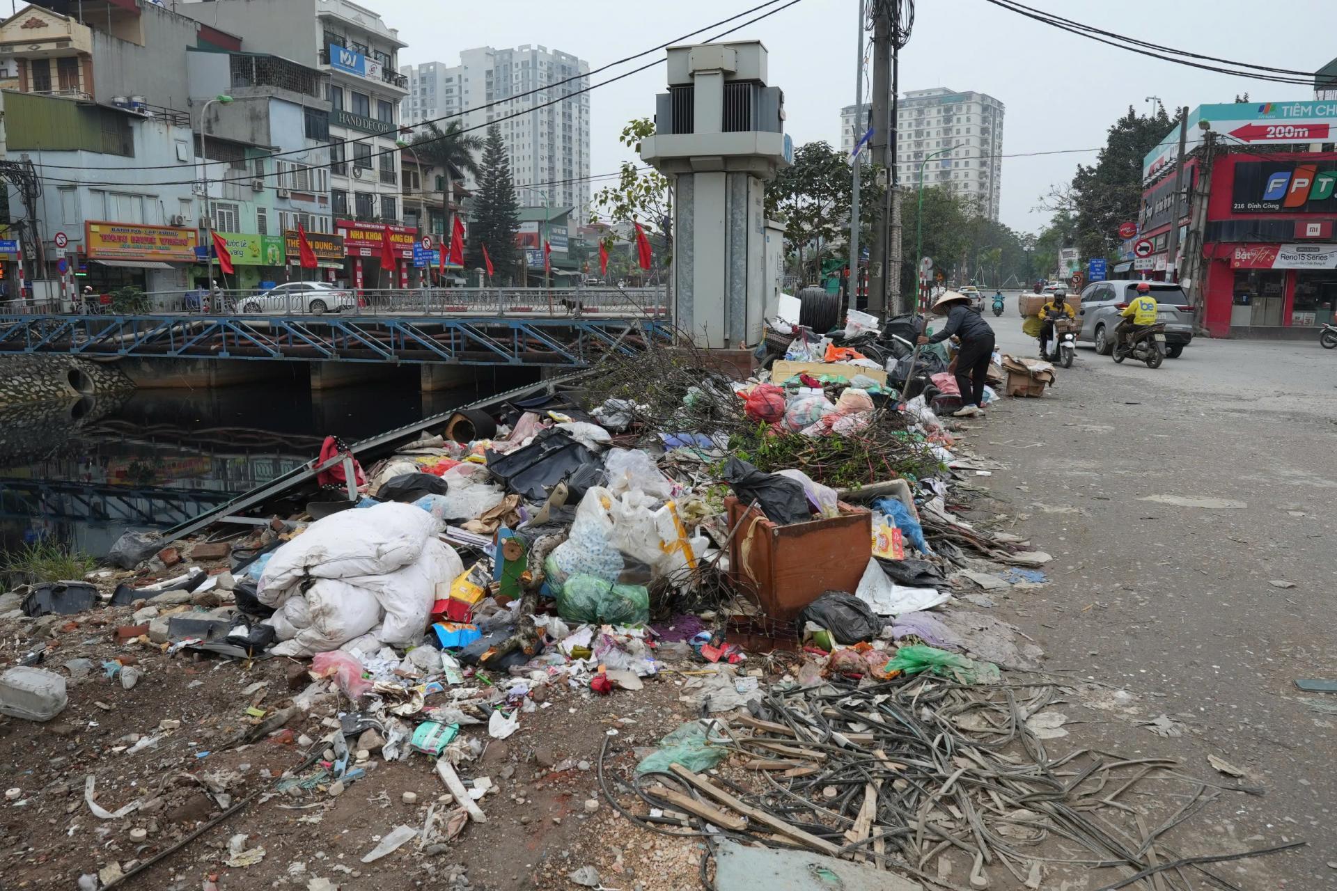 Từ 1/3, đổ rác ra đường không đúng nơi quy định có thể bị phát đến 2 triệu đồng. Ảnh minh họa