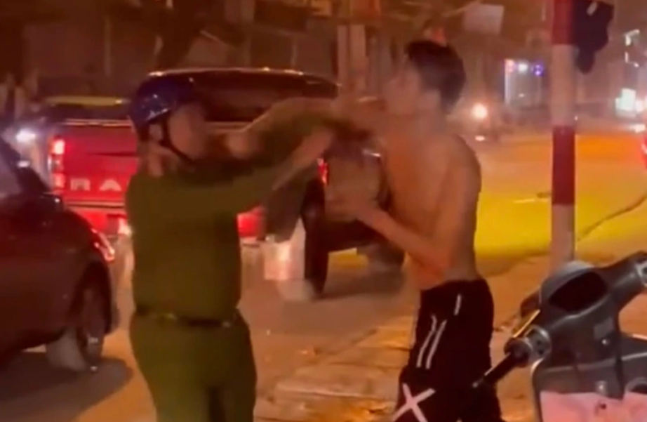 Đối tượng đấm một cán bộ công an (Ảnh: Chụp màn hình).