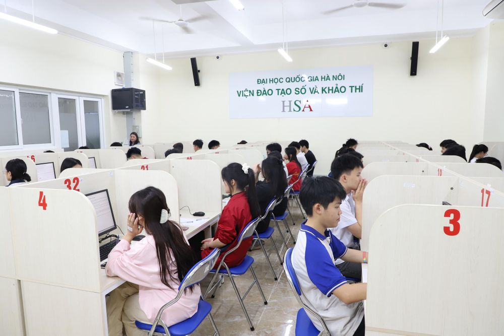 Thí sinh thi HSA 2026 điểm Viện Đào tạo số và Khảo thí tại Hòa Lạc. (Ảnh: VNU)