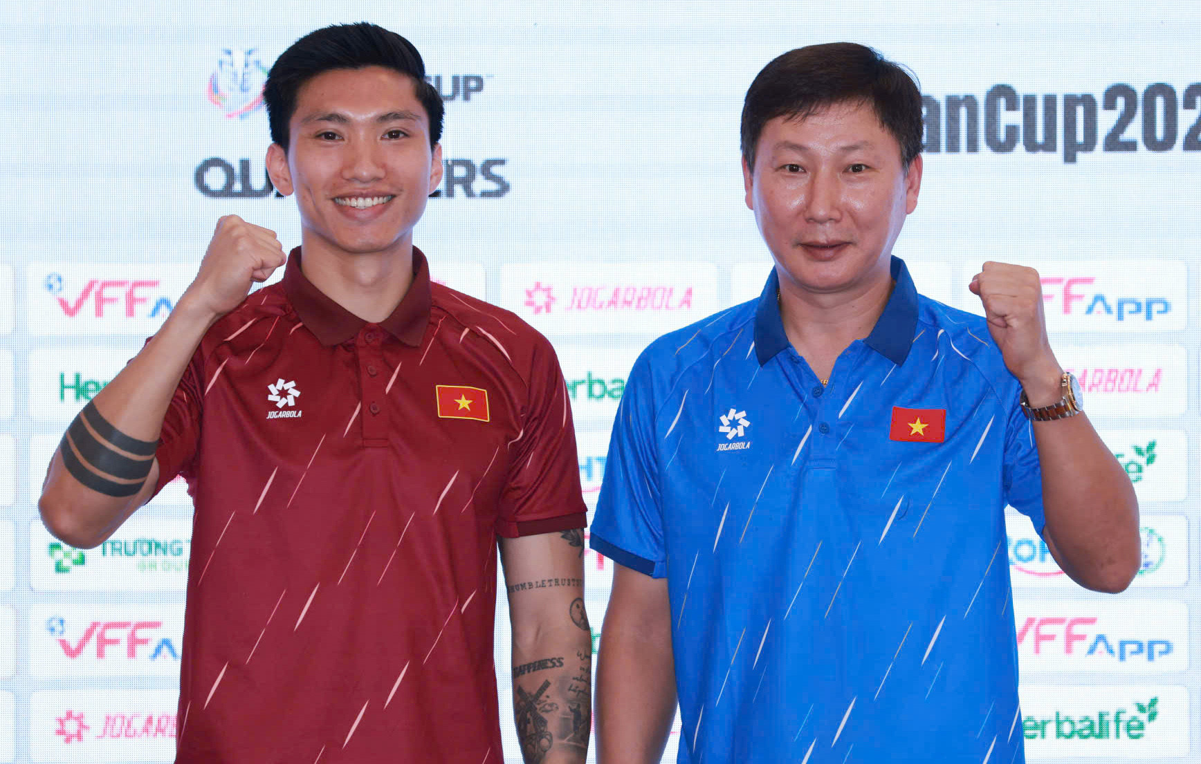 HLV Kim Sang Sik và Văn Hậu rất tự tin. Ảnh: Đức Anh