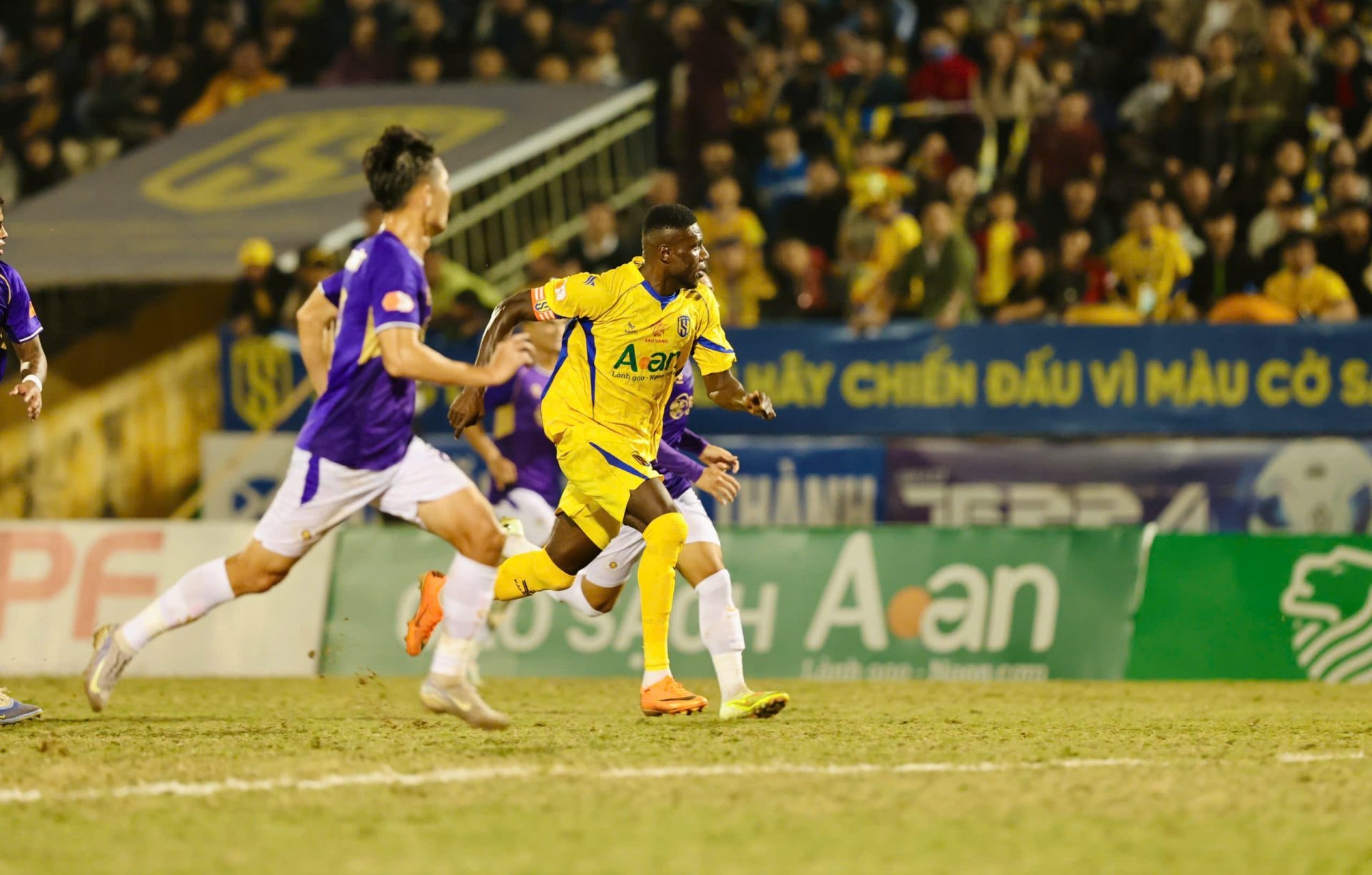 Olaha tiếp tục đóng vai trò là thủ lĩnh trên hàng công của SLNA. Ảnh: P.V