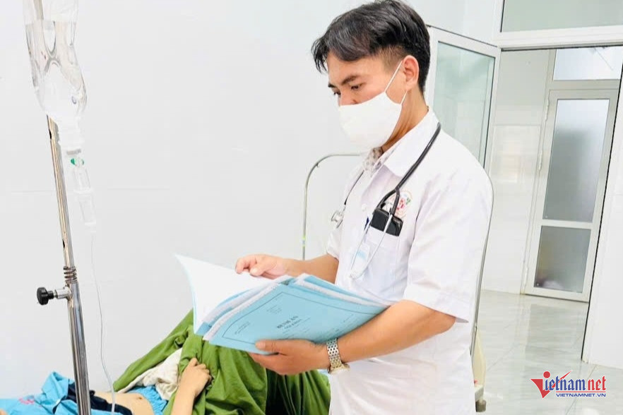 Bác sĩ của Trung tâm Y tế Ea Hleo đang thăm khám cho các bệnh nhân. Ảnh: KH