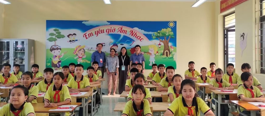 Đoàn giám sát chụp ảnh lưu niệm với học sinh Trường Tiểu học Liên Sơn (Bắc Ninh) sau khảo sát SEA-PLM.