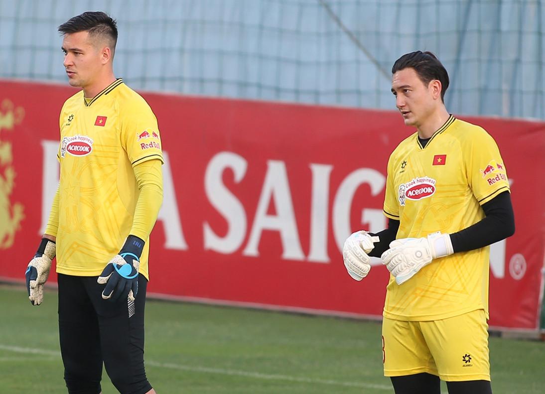 Nguyễn Filip và Đặng Văn Lâm đều đã có tuổi. Ảnh: S.N