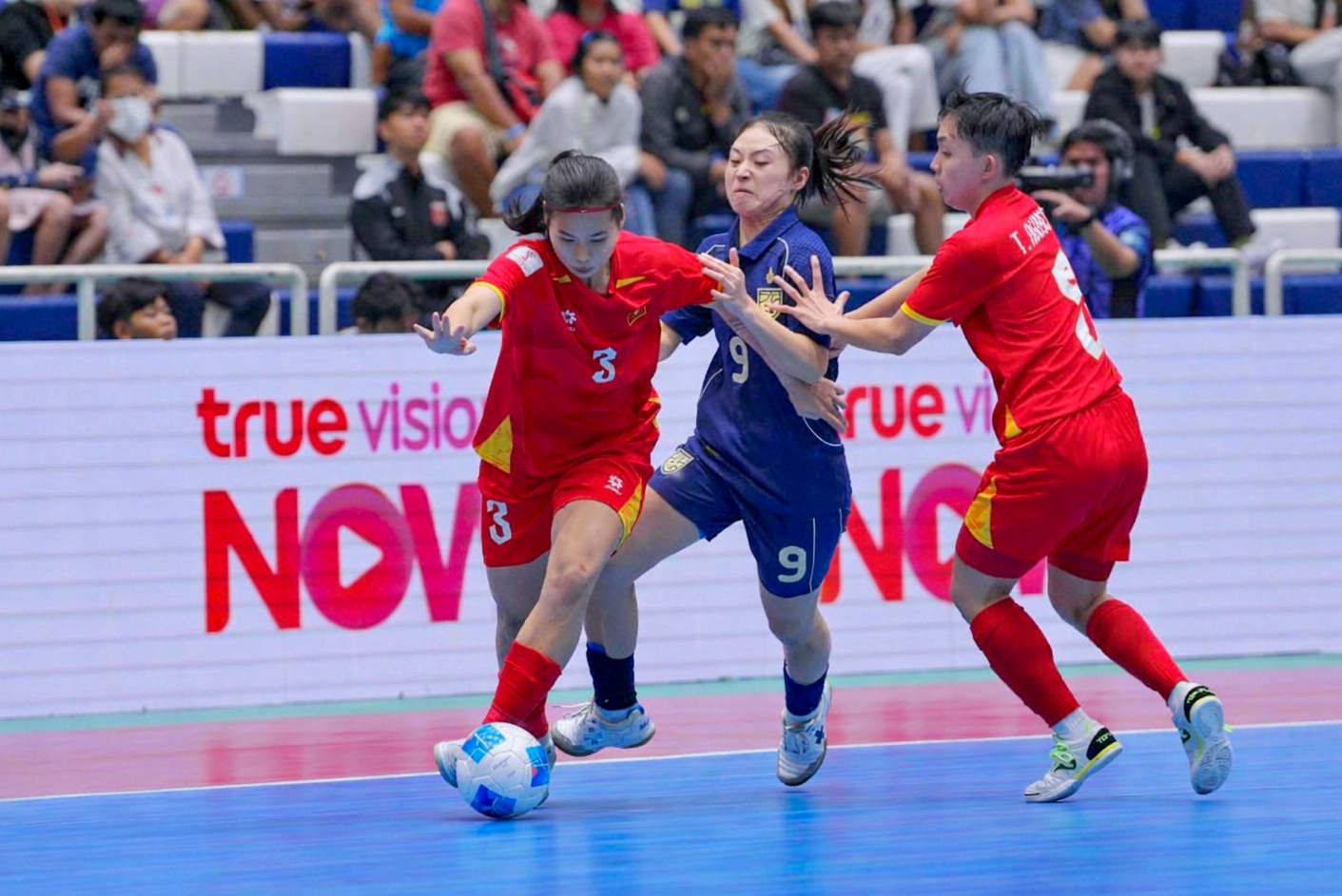 Đội tuyển futsal nữ Việt Nam cần nhanh chóng bỏ lại nỗi buồn thua Thái Lan để trở lại chiến thắng ở trận tranh HCĐ. Ảnh: VFF