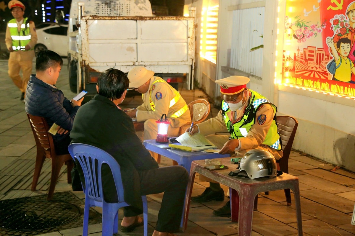 Kiểm tra cả các cơ sở kinh doanh thuộc diện hạn chế thời gian hoạt động. Ảnh: Văn Hậu