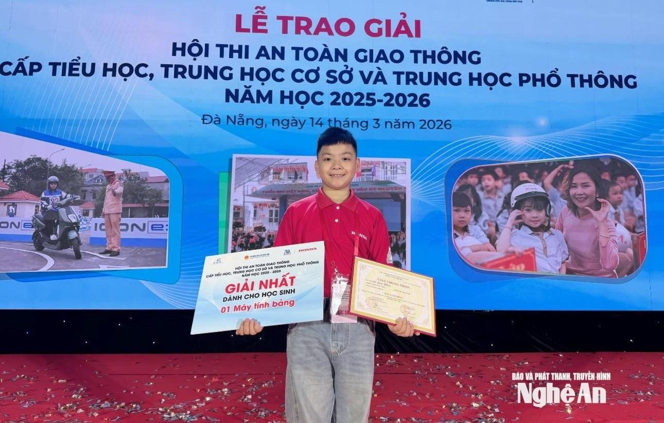 Em Lê Gia Phúc- học sinh Trường Tiểu học Cửa Nam 1 (phường Thành Vinh) đạt giải Nhất của cuộc thi. Ảnh: P.V
