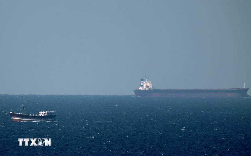 Tàu chở dầu hướng về eo biển Hormuz. (Ảnh: AFP/TTXVN)