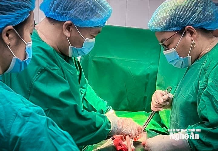 Các bác sĩ Trung tâm Y tế Kỳ Sơn phẫu thuật cấp cứu cho bệnh nhân. Ảnh: Khánh Thảo