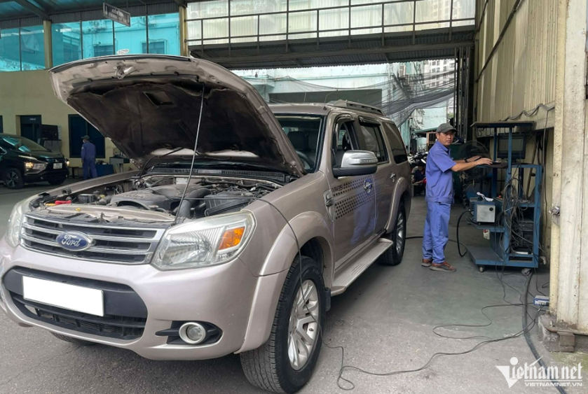 Chủ xe sử dụng động cơ diesel lo lắng khi thực hiện đo khí thải theo phương pháp “đạp hết chân ga”. Ảnh: Ngô Minh. 