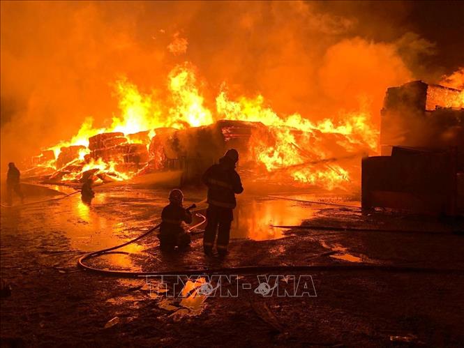 Khói lửa bốc lên tại hiện trường vụ hoả hoạn ở cơ sở lọc dầu Mina Abdullah của Kuwait. Ảnh: arabnews/TTXVN