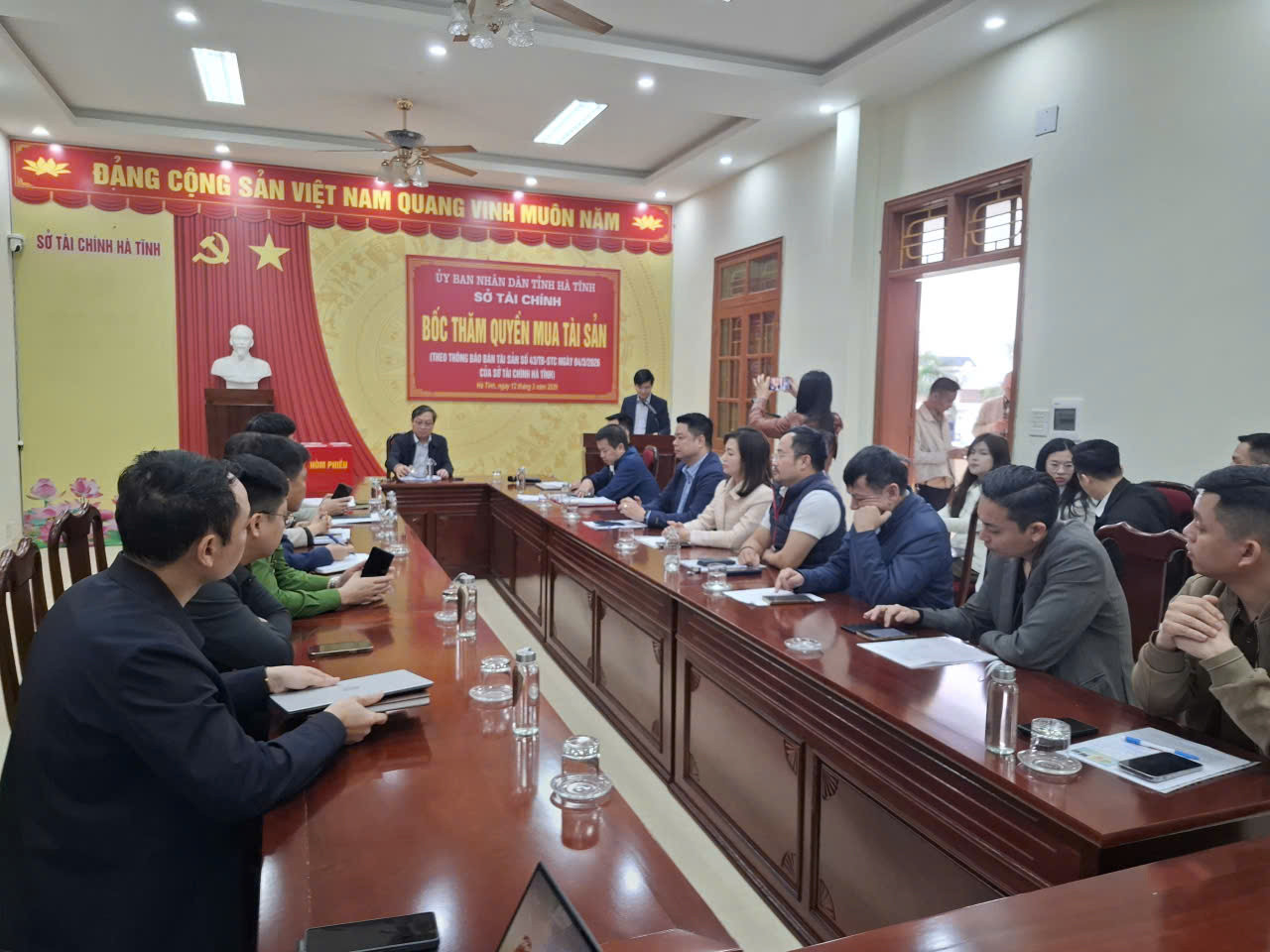 Buổi bốc thăm mua vàng tại Sở Tài chính có 6 doanh nghiệp tham gia. Ảnh: T.T