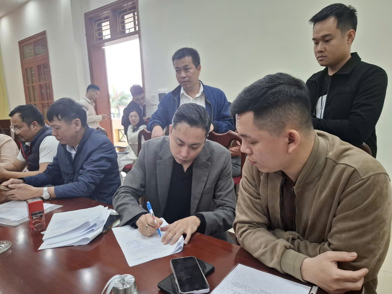 Đại diện Công ty TNHH Phú Nguyên Nga Việt ký hợp đồng mua tài sản sau khi đã trúng bốc thăm. Ảnh: TT