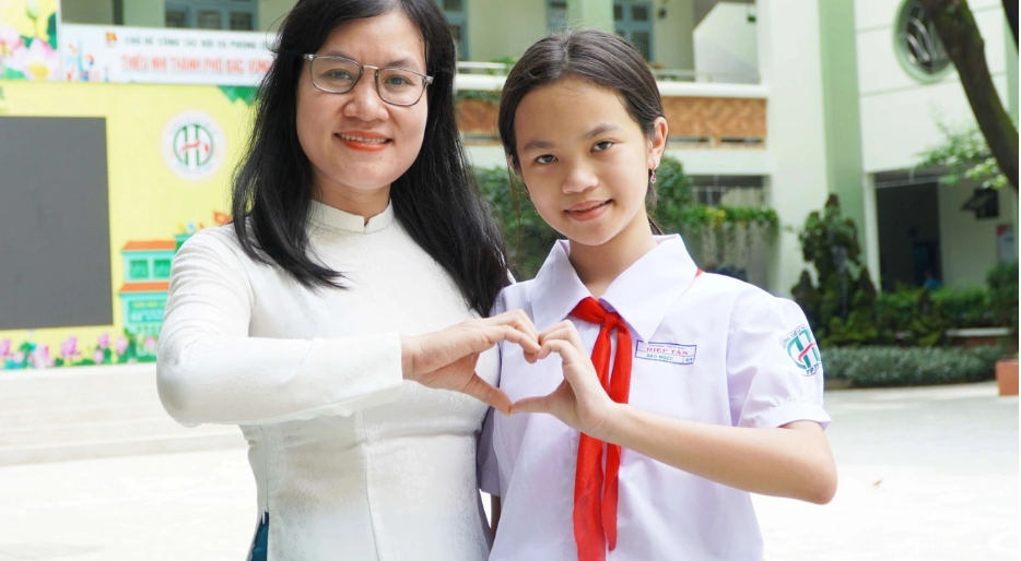 Giáo viên và học sinh trường tiểu học tại TPHCM (Ảnh: Huyên Nguyễn).