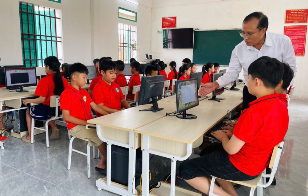 Thầy Đỗ Hồng Duy và học sinh Trường Tiểu học Nghĩa Lợi (Quỹ Nhất, Ninh Bình). Ảnh: Tuệ Nguyên