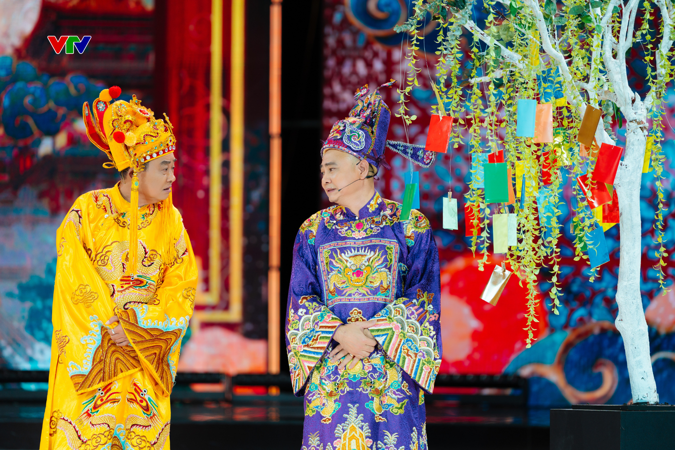 Kịch bản Táo Quân không có nhiều sự mới mẻ, thậm chí bê nguyên format Hái hoa dân chủ từ chương trình lên sóng năm 2017.