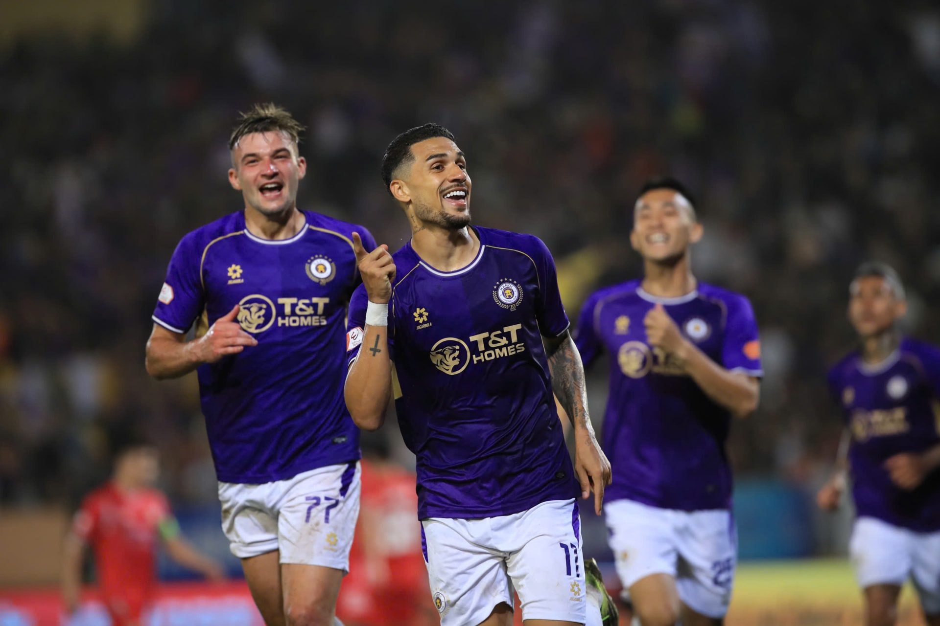 Hoàng Hên và đồng đội ăn mừng trong chiến thắng trước CAHN.