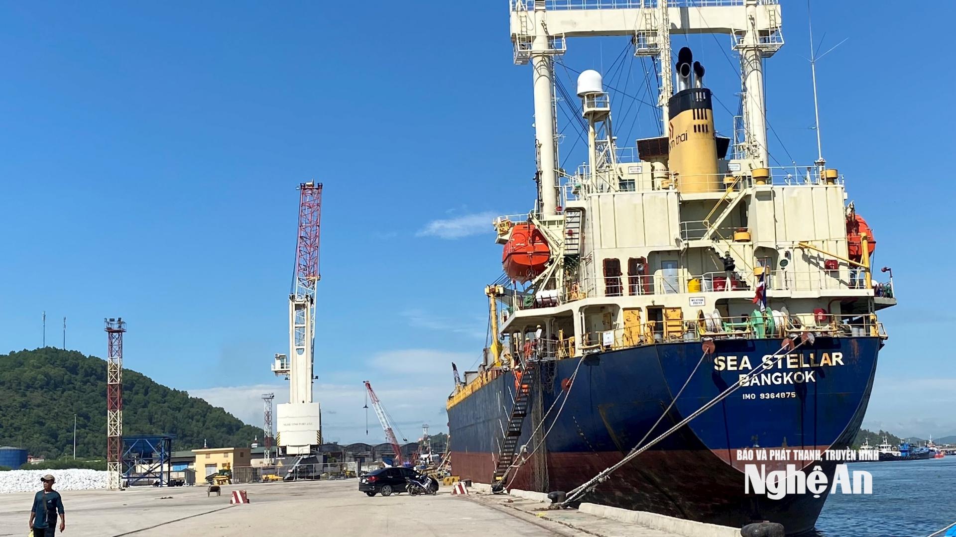 Hải quan triển khai nhiều giải pháp cụ thể nhằm tạo thuận lợi cho hoạt động xuất, nhập khẩu. Ảnh: Trân Châu