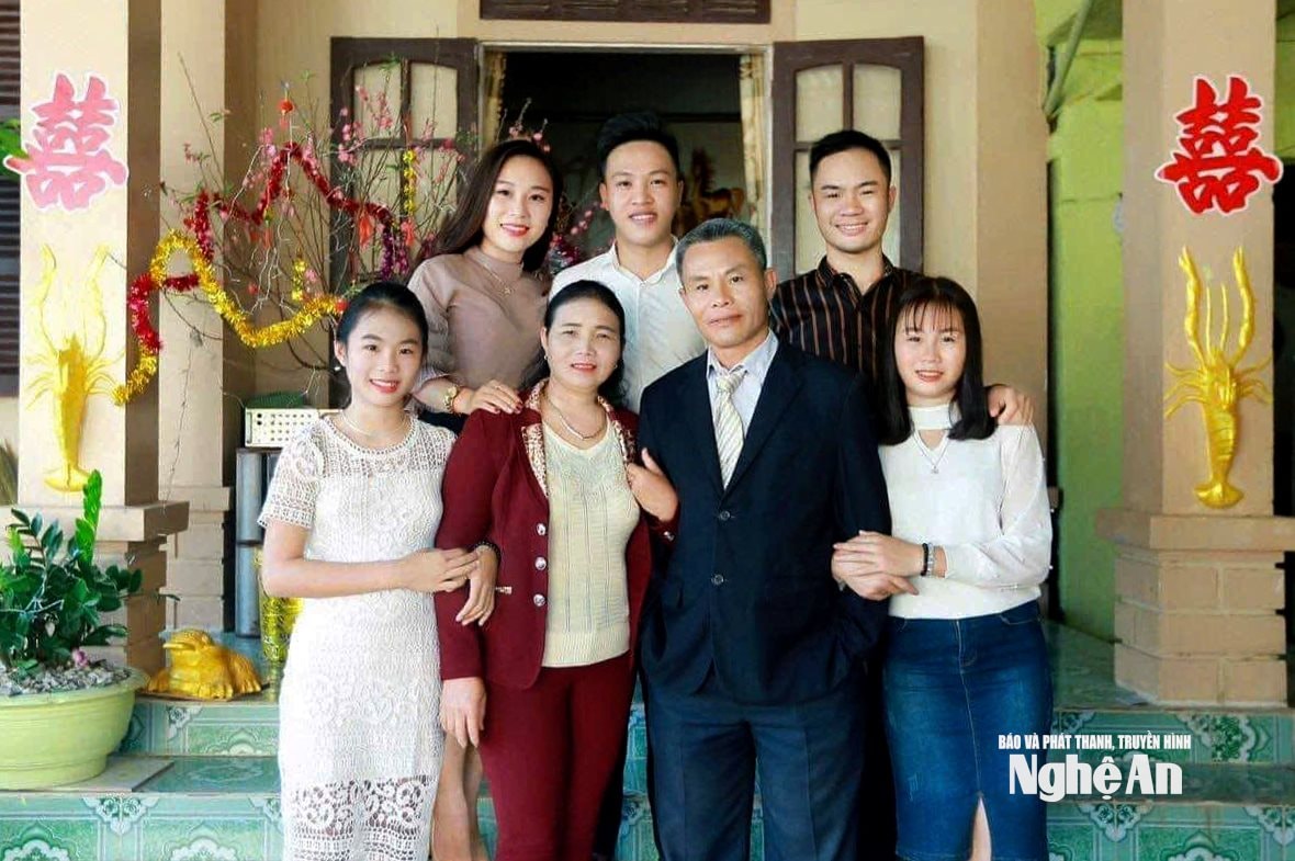 Gia đình anh Nguyễn Văn Cường ở quê nhà Quảng Châu, tỉnh Nghệ An. Ảnh: Q.A