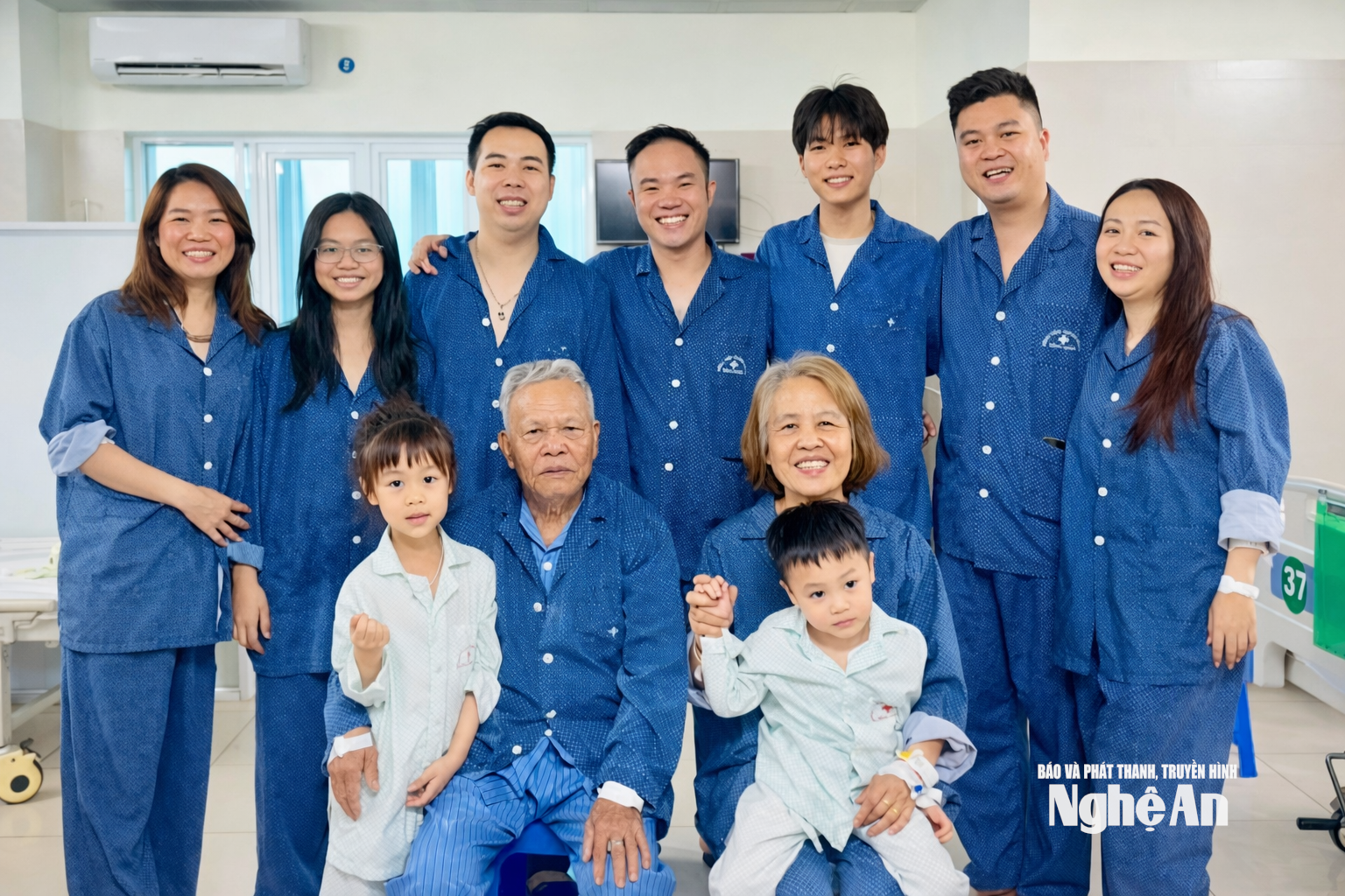 Gia đình anh Nguyễn Văn Cường ở quê nhà Quảng Châu, tỉnh Nghệ An. Ảnh: Q.A