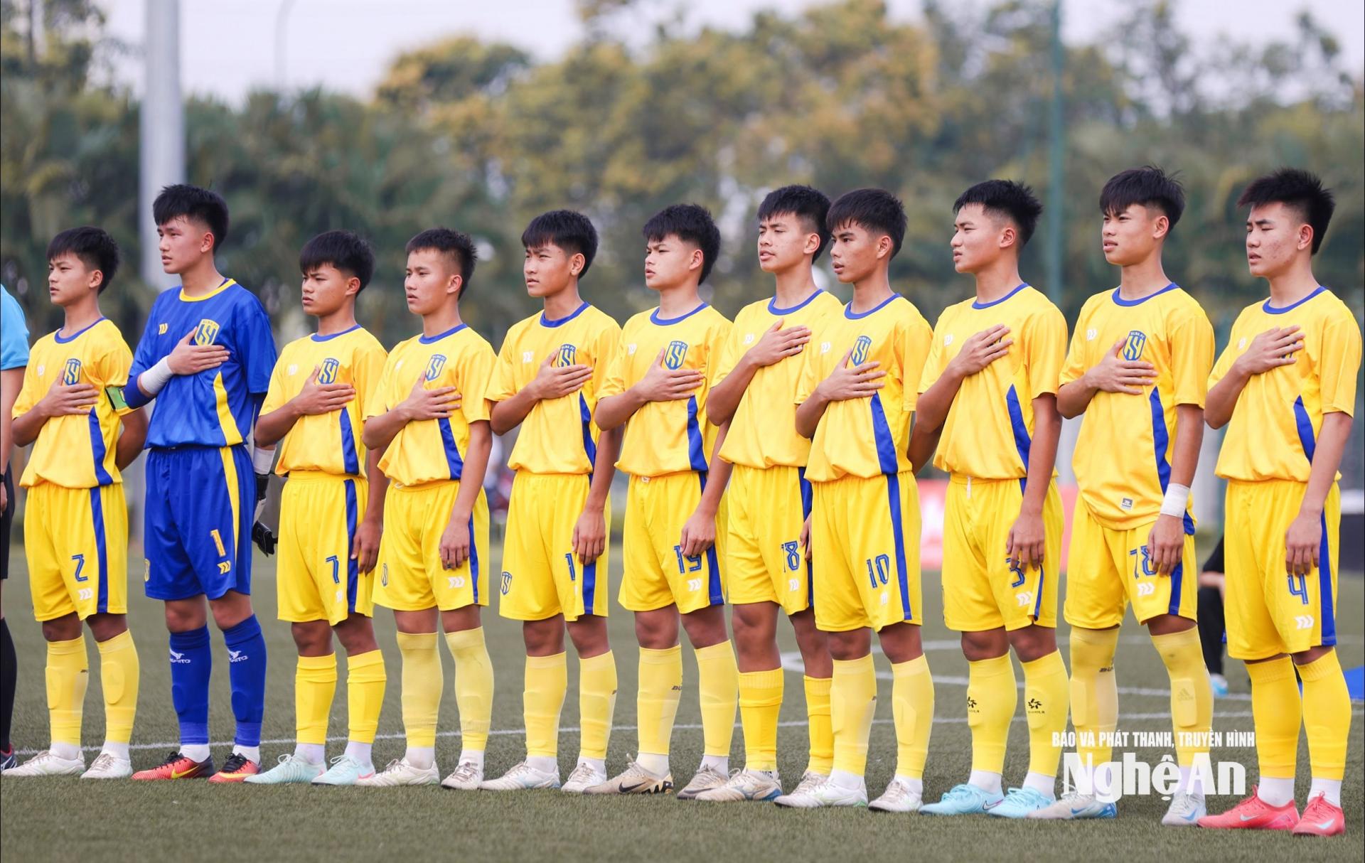 U15 Sông Lam Nghệ An I ra sân với quyết tâm cao. Ảnh: Đức Anh