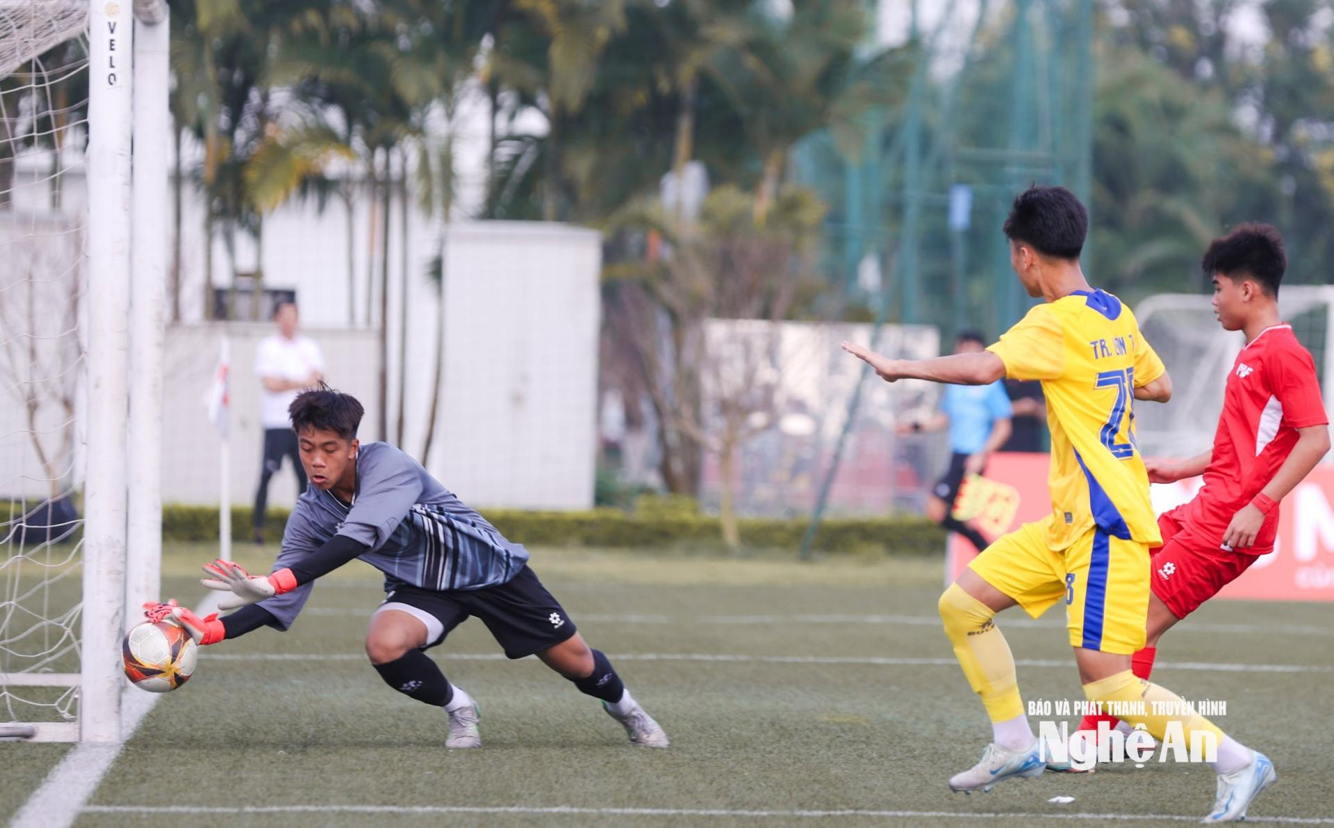 Thủ môn Nhật Minh đã hoạt động rất vất vả trước những pha hãm thành của U15 SLNA I. Ảnh: Đức Anh