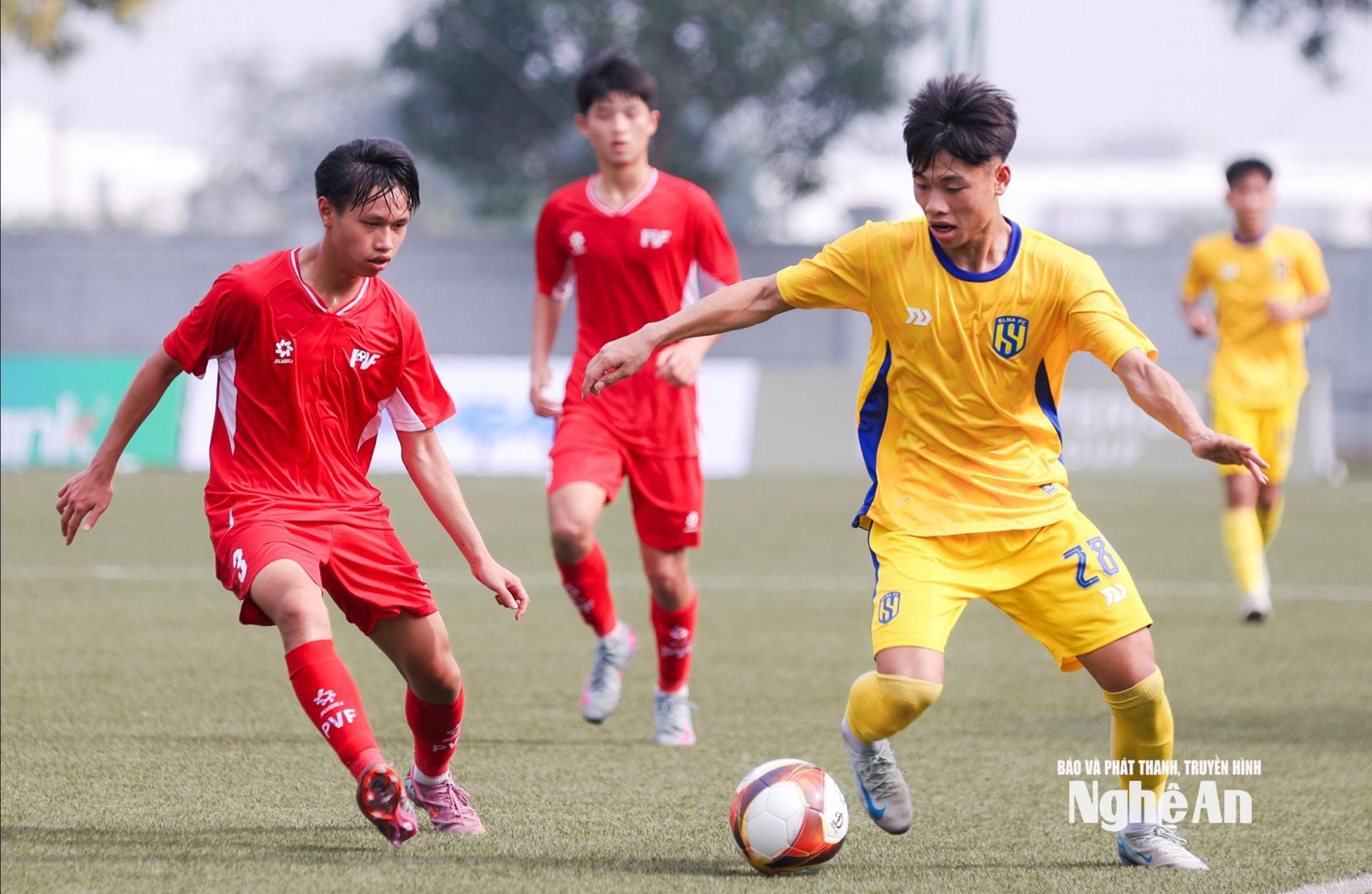 Trương Văn Tài lập hattrick cho U15 SLNA I. Ảnh: Đức Anh