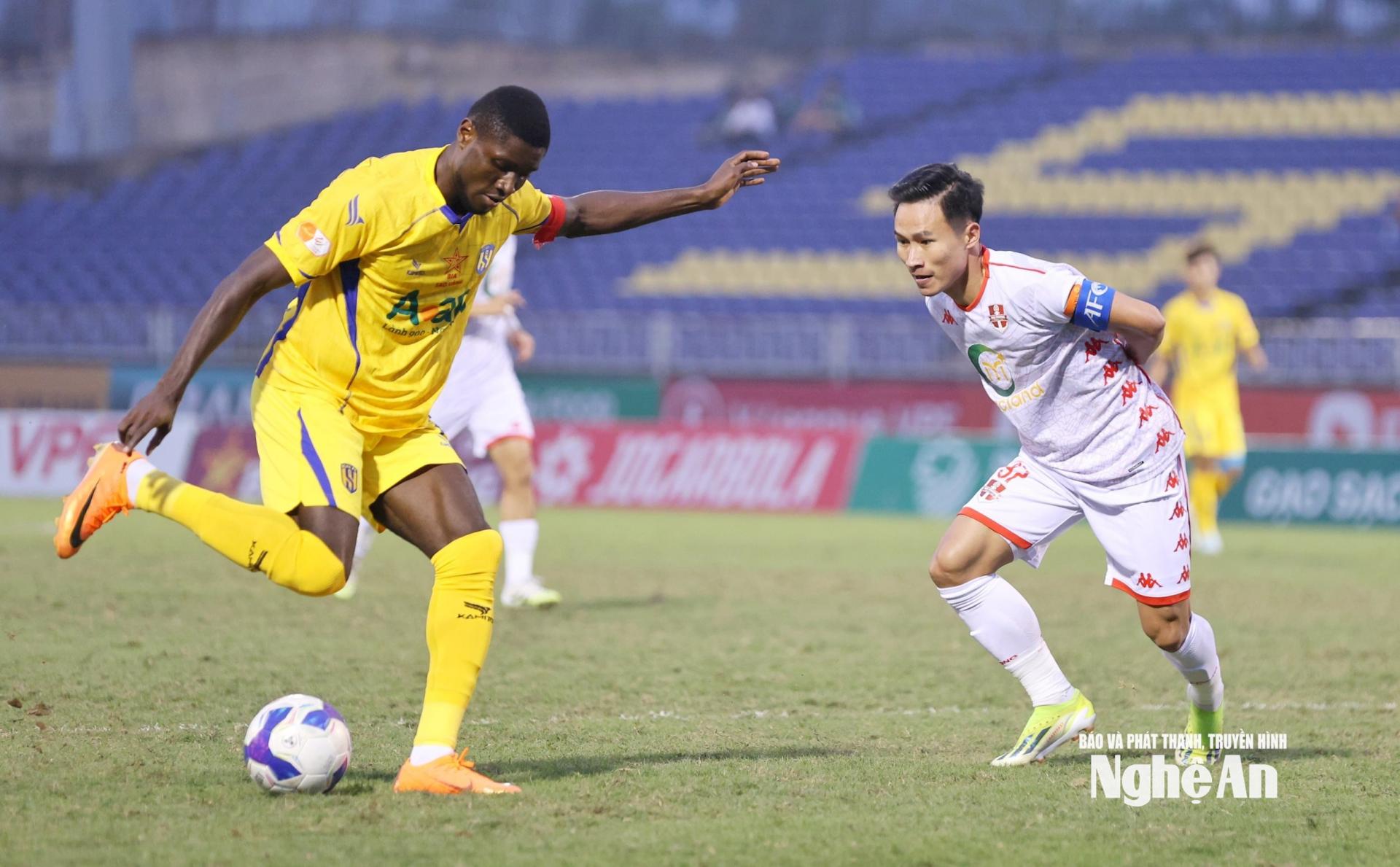 Olaha dù không ghi bàn nhưng thi đấu đầy ấn tượng trong trận đấu này. Ảnh: Đức Anh