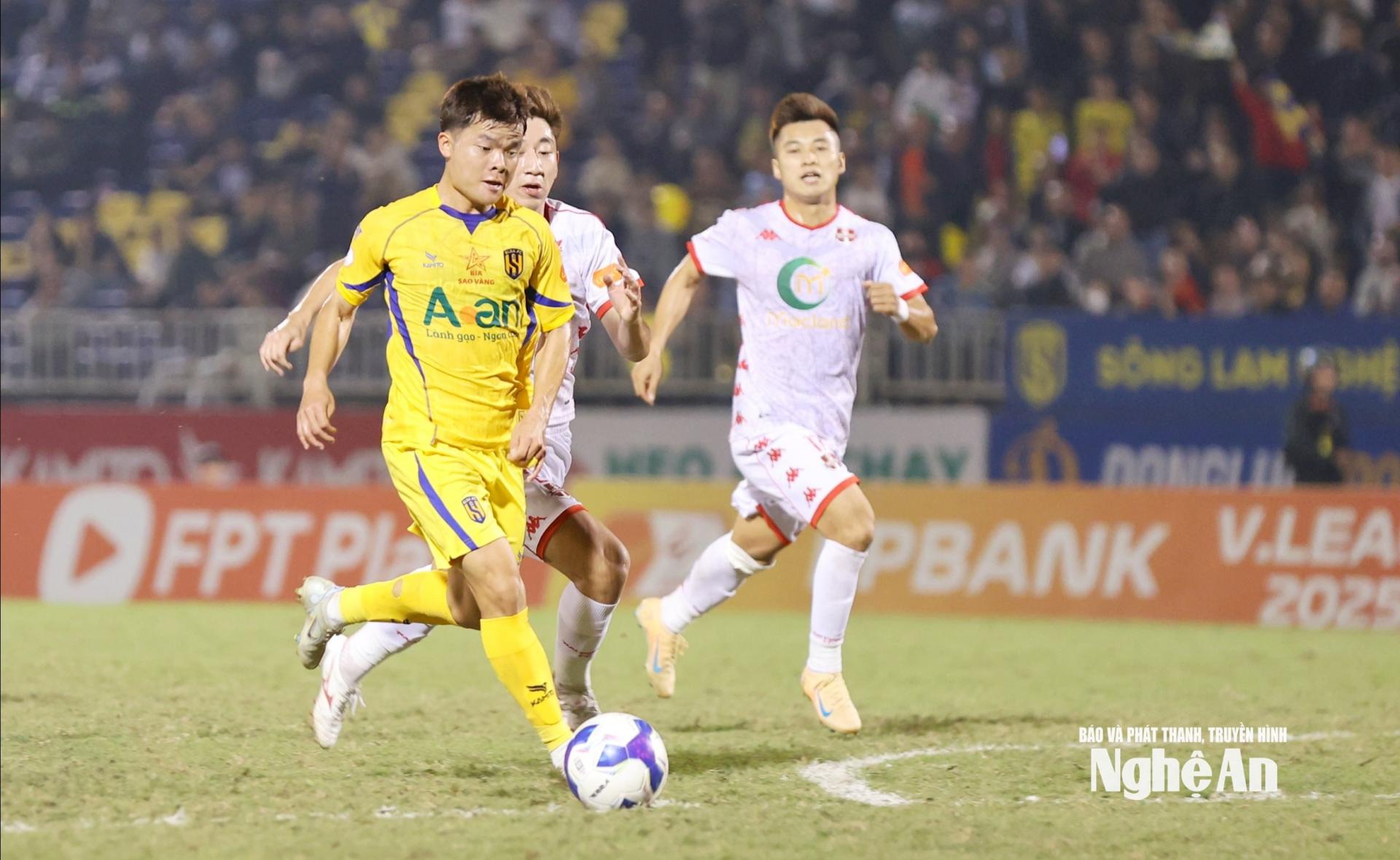 SLNA đang có chuỗi trận thăng hoa. Ảnh: Đức Anh