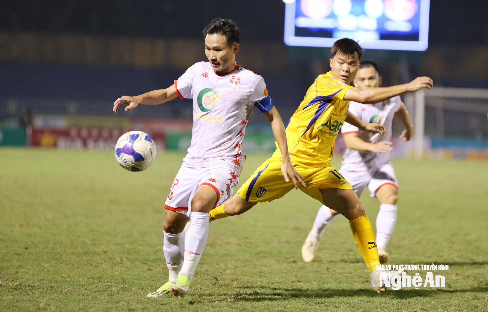 Tinh thần chiến đấu là điểm mạnh của SLNA. Ảnh: Đức Anh