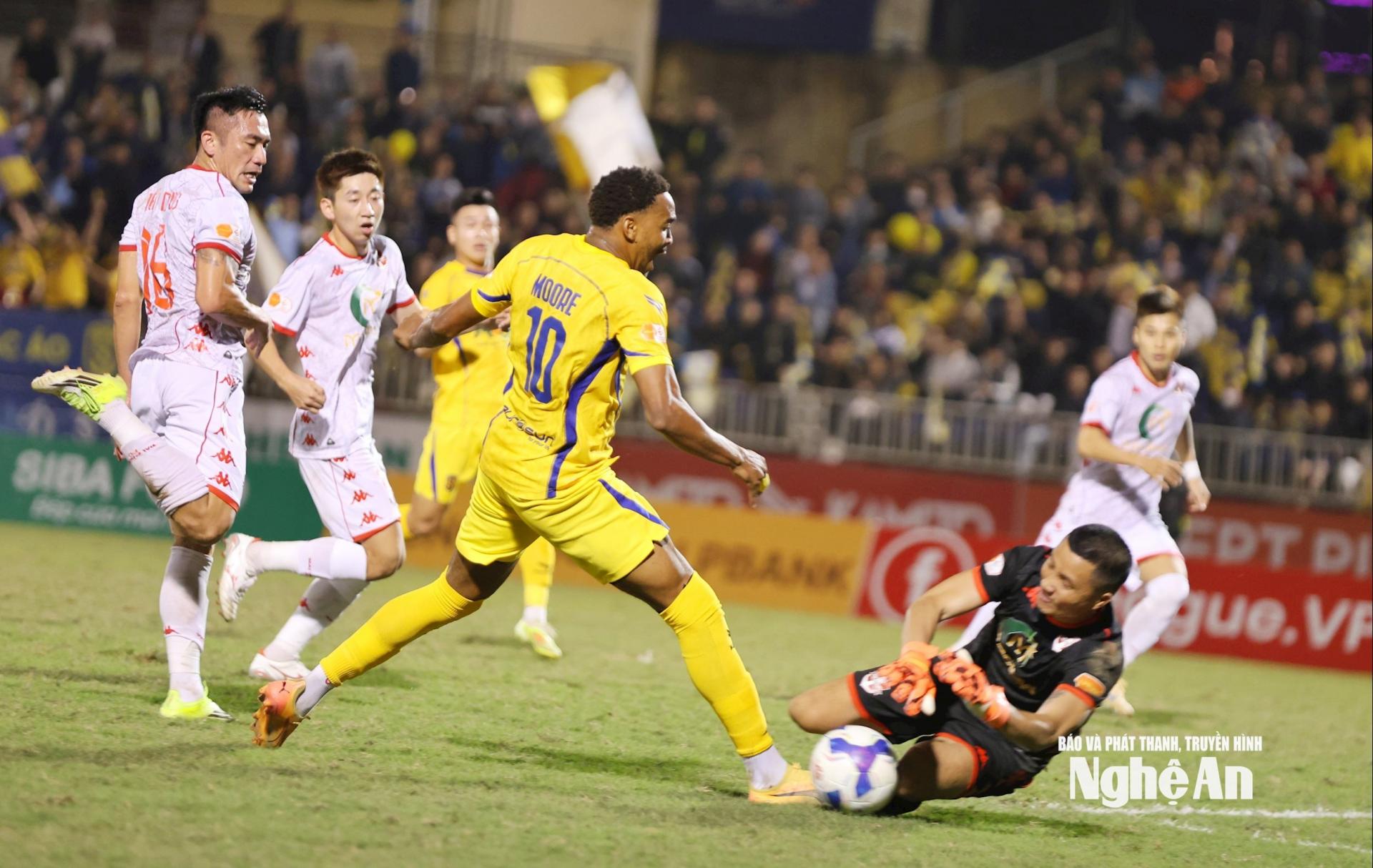 Dale Moore có cơ hội khi đối mặt với Đình Triệu. Ảnh: Đức Anh