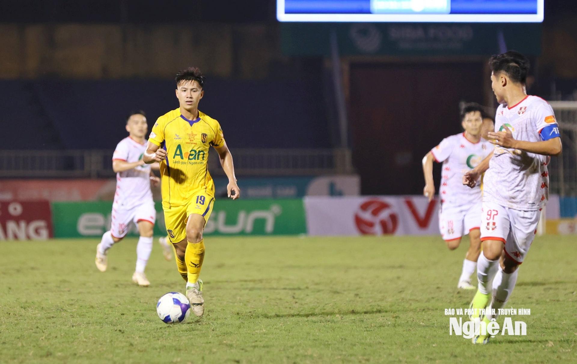 Phan Bá Quyền đã khoả lấp tốt vị trí hậu vệ cánh phải mà Hồ Văn Cường để lại. Ảnh: Đức Anh