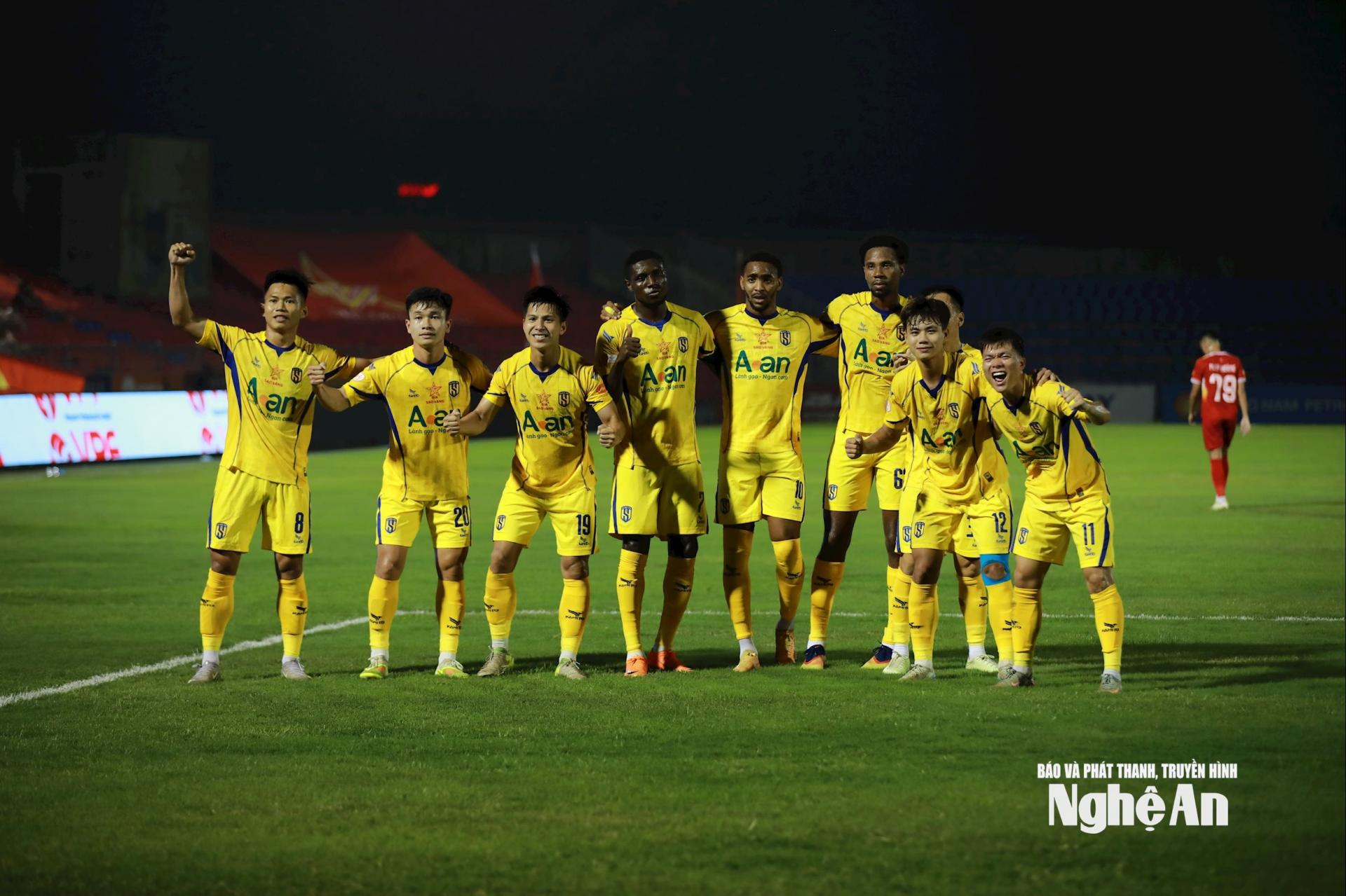 Màn ăn mừng của các cầu thủ SLNA. Ảnh: Đức Anh