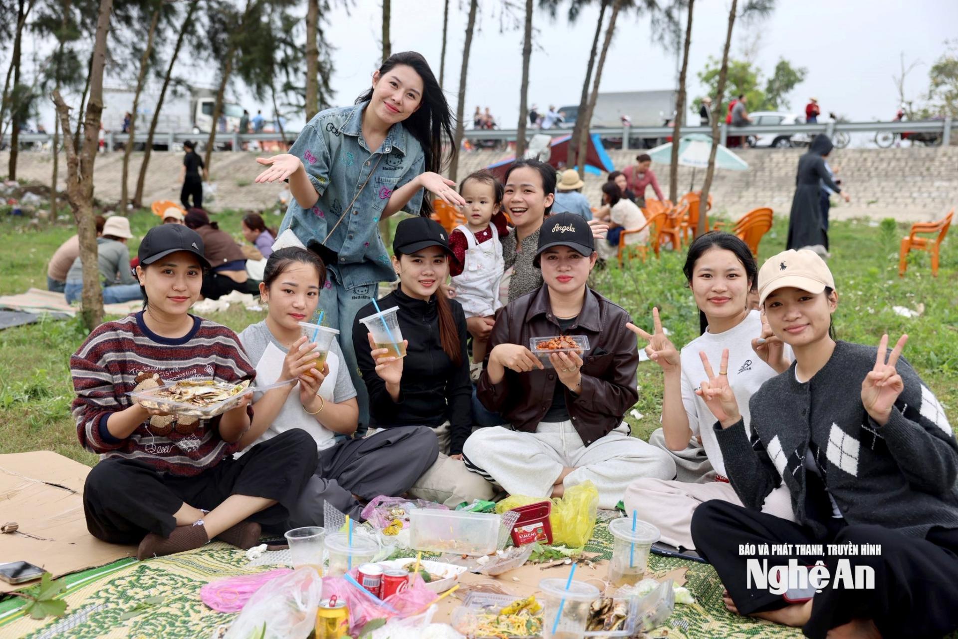 Người dân đổ về xã Hải Châu để thưởng thức món cá trích nướng. Ảnh: Q.A