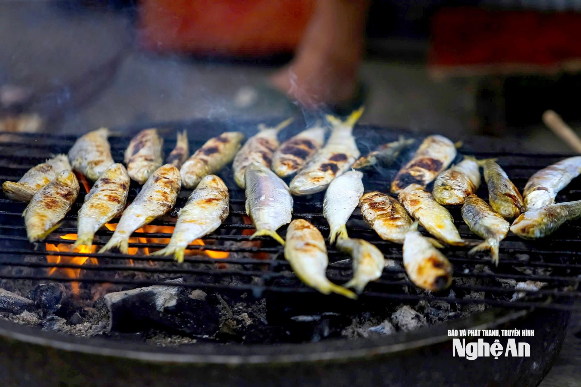 Thay vì bán cho thương lái như trước đây, cá trích tại biển xã Hải Châu đã được nướng tại chỗ phục vụ du khách. Ảnh: Q.A