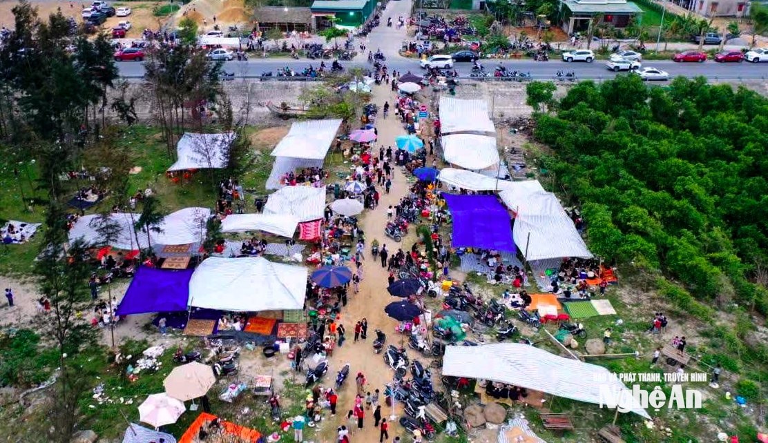 Lượng người đổ về khu vực biển Diễn Kim, xã Hải Châu tăng vọt những ngày qua. Ảnh: Q.A