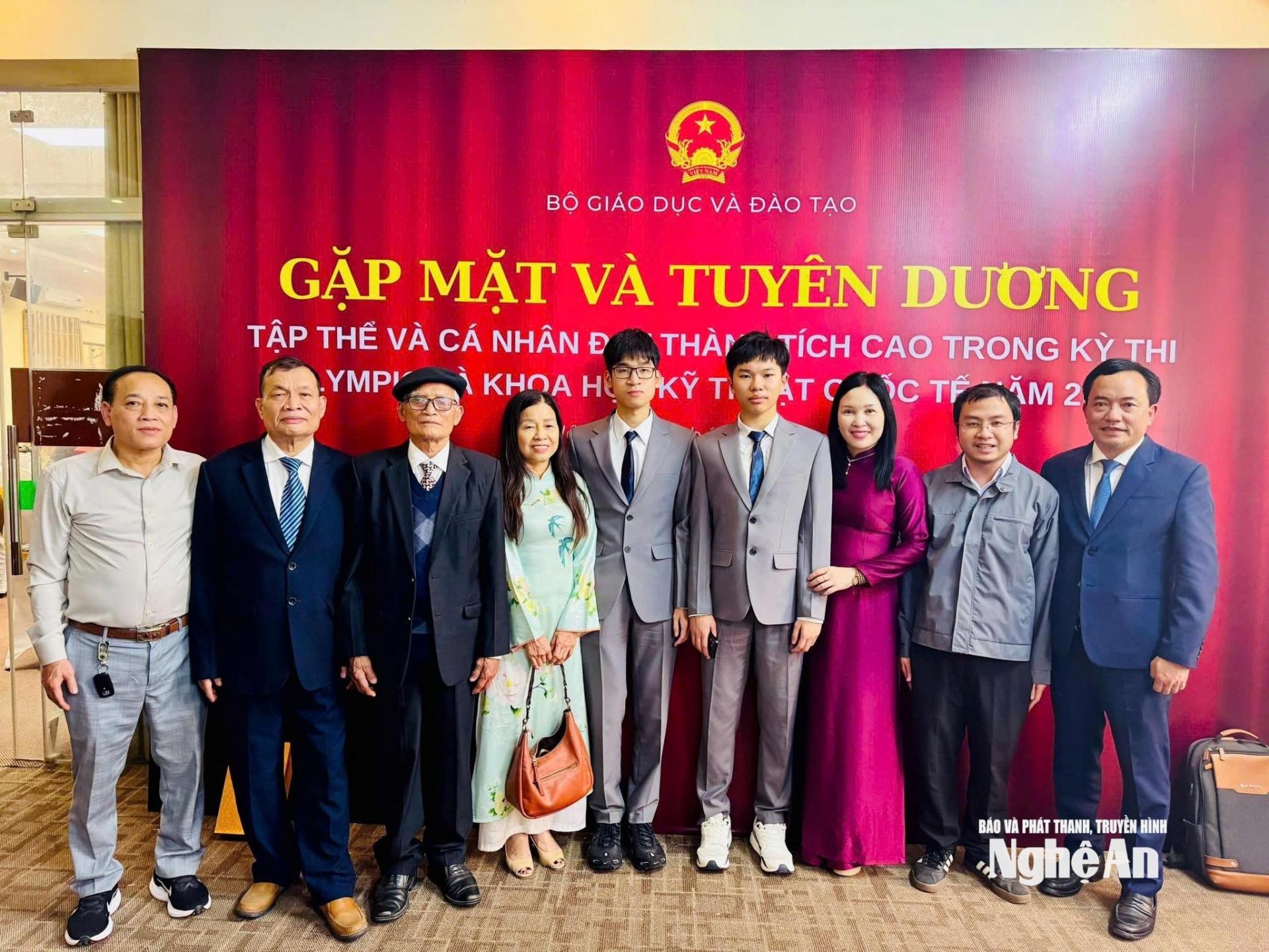 Ban giám hiệu Trường THPT chuyên Phan Bội Châu và hai học sinh xuất sắc của trường tại buổi lễ gặp mặt và tuyên dương tập thể và cá nhân đạt thành tích cao trong Kỳ thi Olympic do Bộ Giáo dục và Đào tạo tổ chức. Ảnh: NTCC