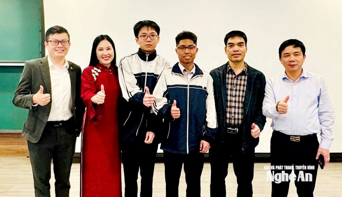 Ban giám hiệu Trường THPT chuyên Phan Bội Châu chụp ảnh lưu niệm cùng các giáo viên bồi dưỡng và các em học sinh trước khi tham dự Kỳ thi Kỳ thi Olympic Toán học Châu Á - Thái Bình Dương. Trong ảnh: Em Nguyễn Hoàng Phương (đứng thứ 3 từ trái sang) và em Lưu Trọng Phúc (đứng thứ 4 từ trái sang). Ảnh: NTCC