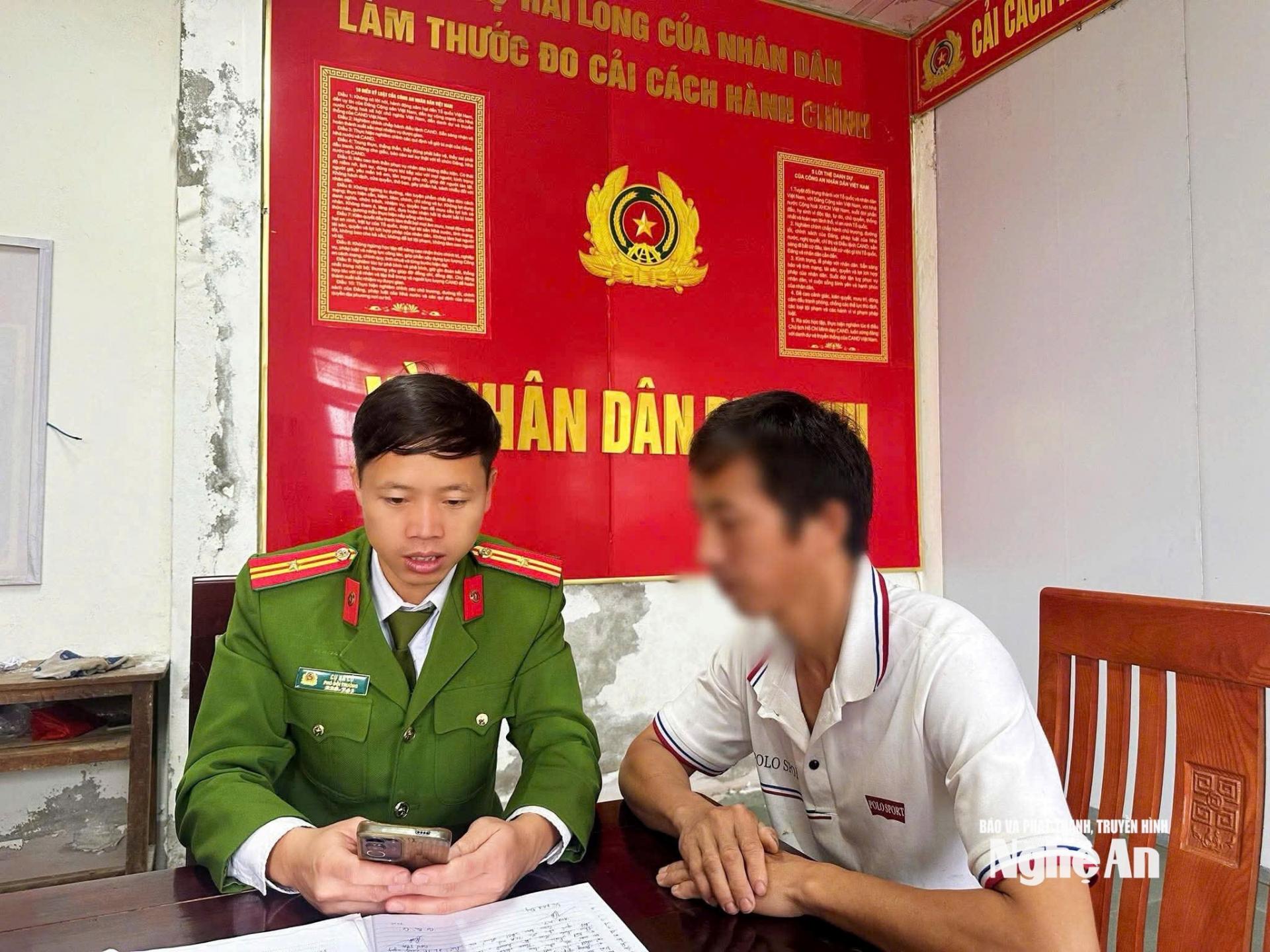 Công an xã Na Ngoi giải thích, hướng dẫn anh N. dừng tất cả giao dịch. Ảnh: C.A cung cấp