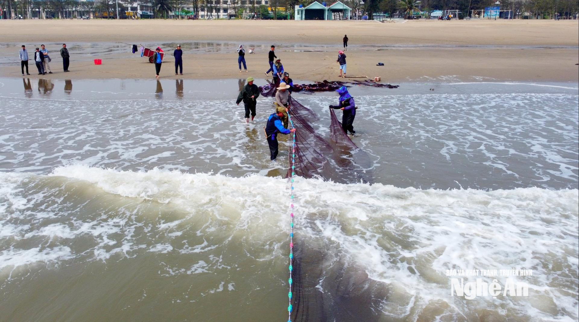 Nghề kéo lưới rùng truyền thống trên biển Cửa Lò. Ảnh: Q.A