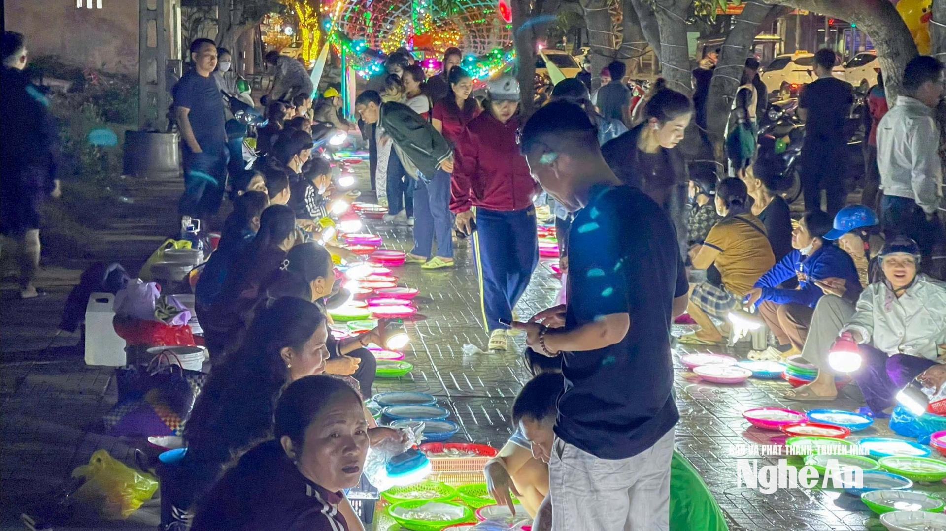 Chợ mực nháy, điểm hẹn khó bỏ qua mỗi khi đêm xuống ở Cửa Lò. Ảnh: Đình Tuyên