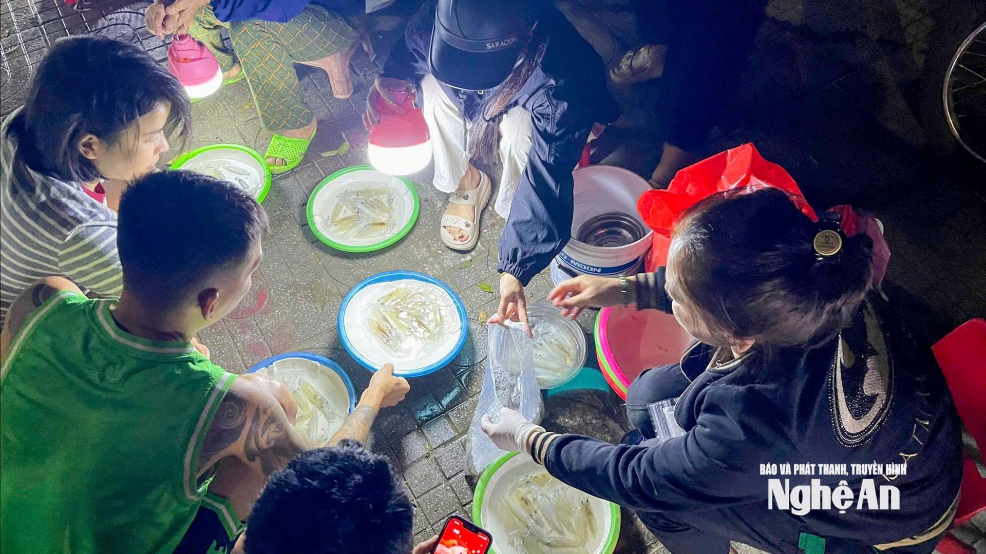 Những mớ mực tươi ngon nhanh chóng được trao tay. Ảnh: Đình Tuyên