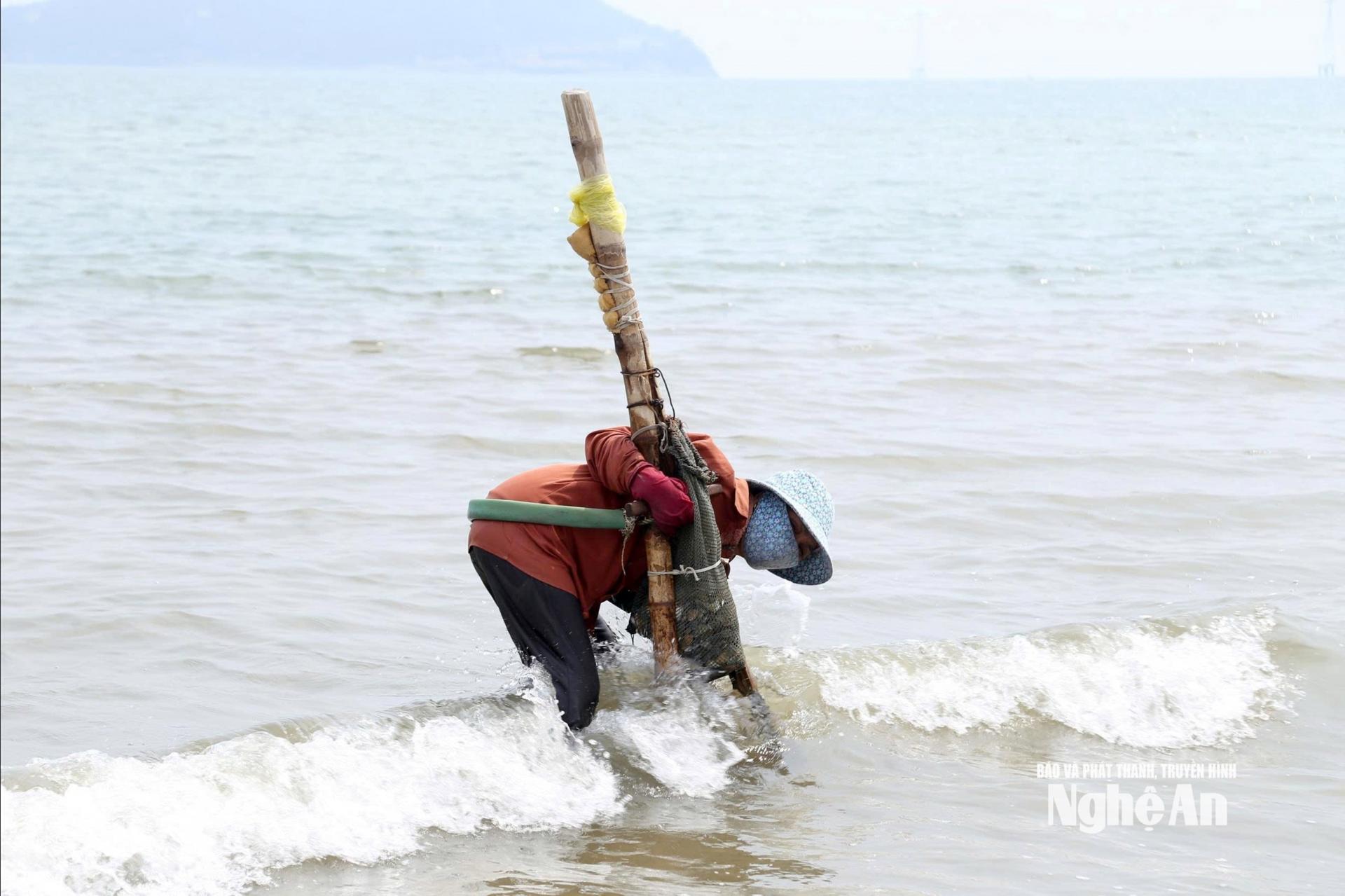 Nghề cào ngao phụ thuộc nhiều vào con sóng. Ảnh: Q.A