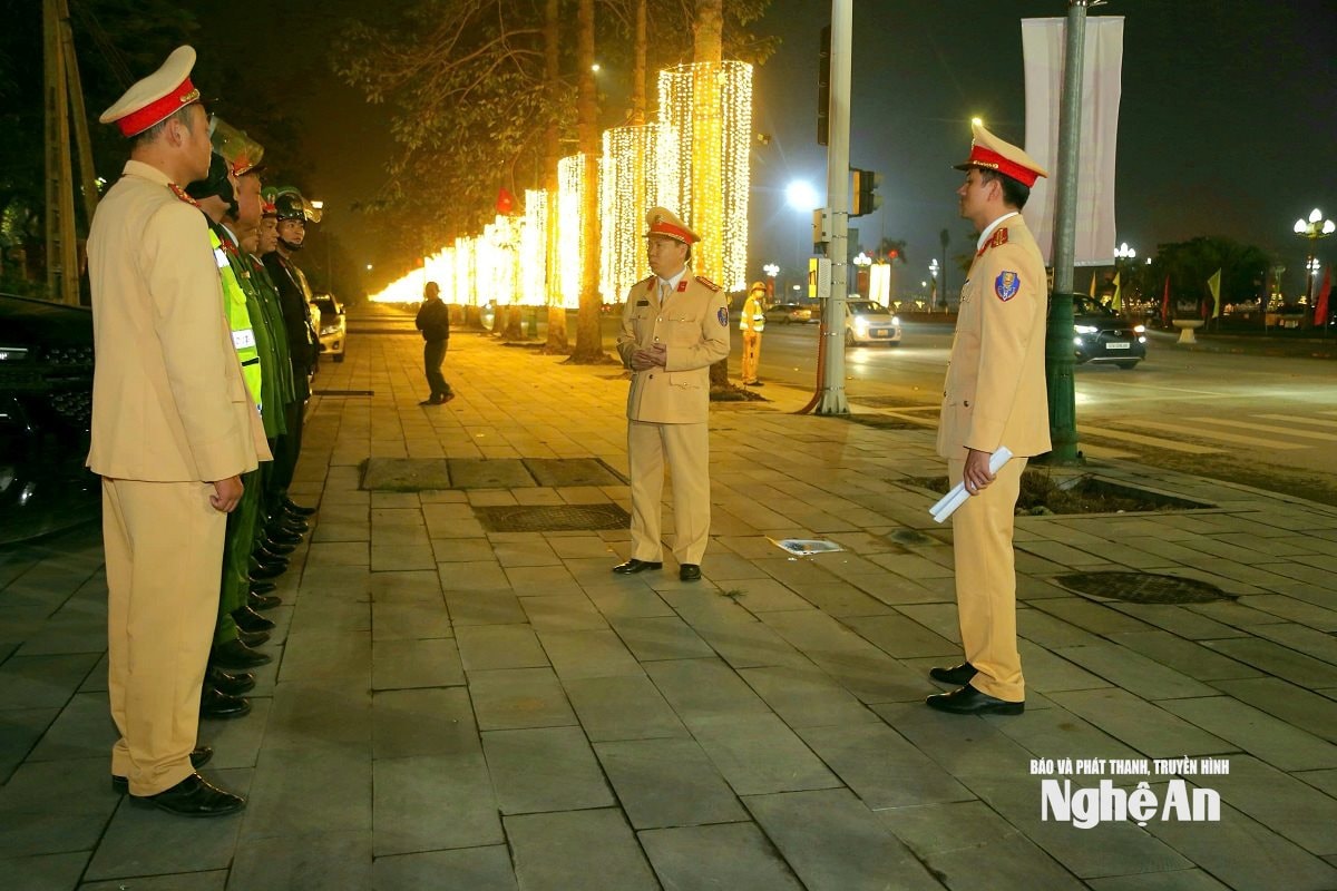 Việc triển khai đợt cao điểm nhằm chủ động phòng ngừa, ngăn chặn, phát hiện, xử lý kịp thời, hiệu quả tình trạng số đối tượng, nhất là thanh, thiếu niên có hành vi tụ tập gây rối trật tự công cộng, vi phạm pháp luật về trật tự an toàn giao thông. Ảnh: Hồng Hạnh