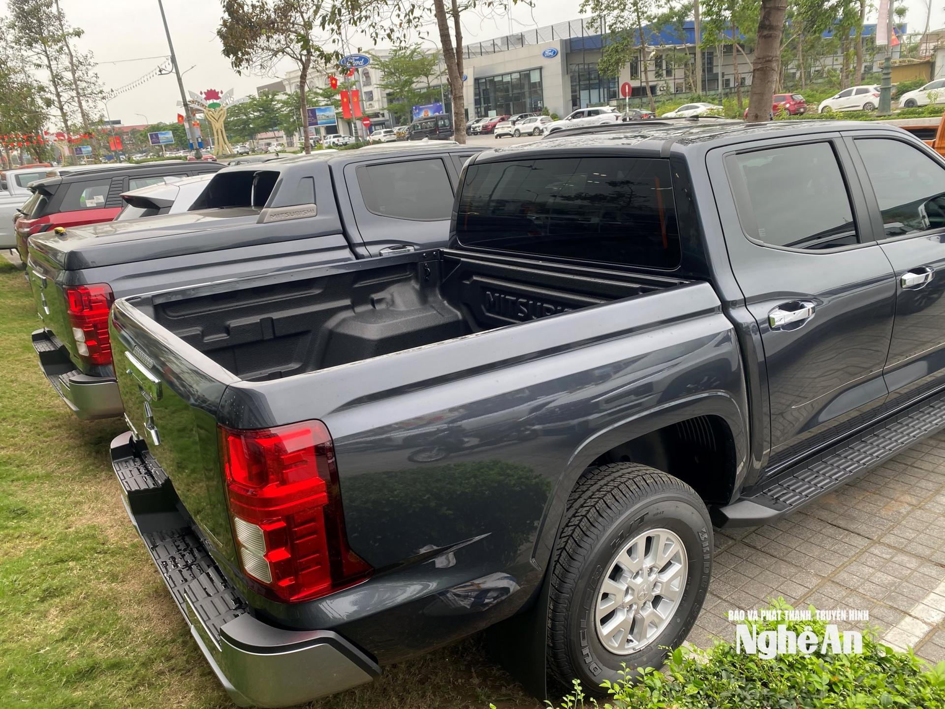 Xe bán tải mới hiện nay trên địa bàn Nghệ An khó giao dịch. Ảnh: Văn Trường