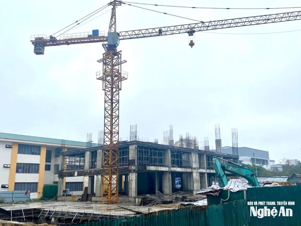 Một công trình chung cư ở phường Thành Vinh đang im lìm do lao động chưa đi làm đầy đủ. Ảnh: Văn Trường